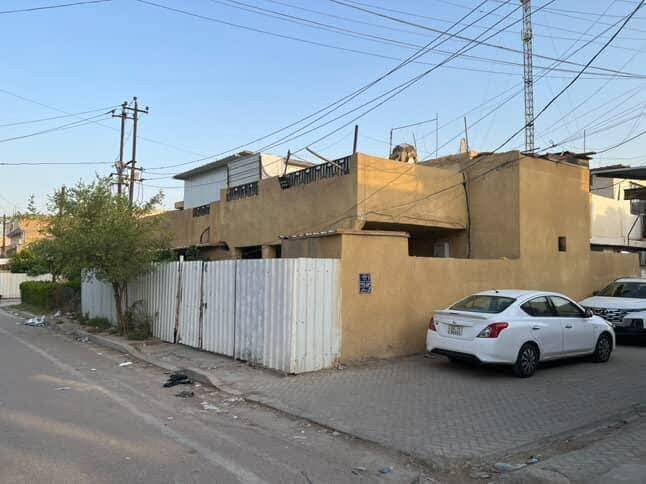 السلام عليكم..
دار للبيع ركن ملك طابو صرف مساحة 150م . بغداد/الزعفرانية/اسواق مريم/شارع الوازات قرب مدرسة متوسطة الابطال..الواجهة 10 متر النزال 15 .بناء قديم. غرفتين طابق ثاني وغرفتين طابق الارضي  مع مشتمل خارجي مع استقبال ومطبخ وحمام داخلي وتواليت خارجي..باقي التصوير من داخل الدار عالخاص🛑 وباقي تفاصيل سعر وغيرها يم صاحب الدار هذا رقمة. *********** 
🛑م. يممم صاحب الدار مو يمي 🛑🛑🛑
