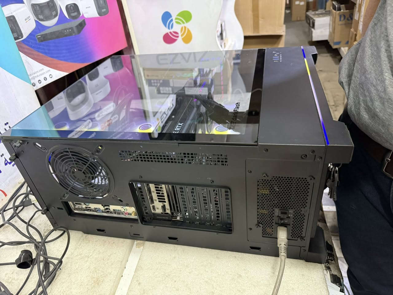 للبيع
الموصفات 
1-case class full towr
2- P.S  looow  Gen 5 Cooler mastr
3- Cooling 360mm dank  flash
4- cpu I9 Gen 14
5- Ram 64G (32*2) T-force
6- Hard 4T (2*2T) lexev NVME
7- UGA. 40/90 RTX  AIVS
8- M.B \.  ASVS
للاستفسار الاتصال ع الرقم الاتي ***********
علمآ ان ال case مستعمل 4 اشهر فقط
