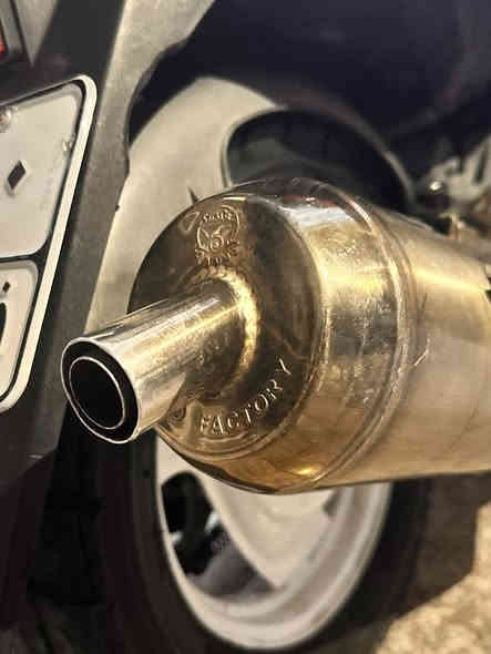 السلام عليكم لليدور نضيف ومميز الدراجه مصطره 2012 برغي مامفتوح بيها مكفوله بيه صالنصه Fctory وشيالncy   وكلجات ks وداخل كنتاره مميز جدا بيه اوراق و منفيست ادخل يعني الدراجه اصوليه مو ادوات  وبيه كتف coso دبل اشاره وبيه لايت زنون السعر واحد و450 وبيه مجال للشراي ***********واتساب موجود
