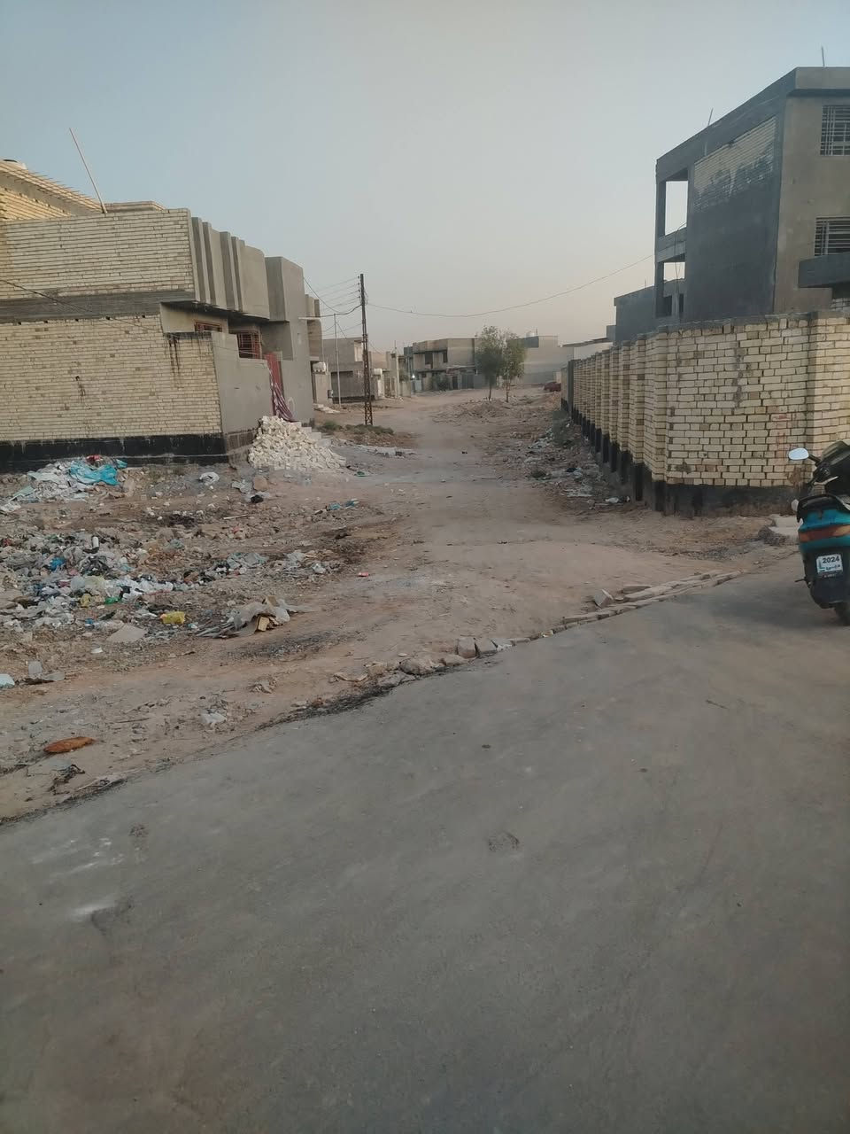 قطعه 100م مربعه 10/10 طابو صرف بيهة اجازة بناء بحي الزهراء قطعه حلوه وبصف التبليط ***********
