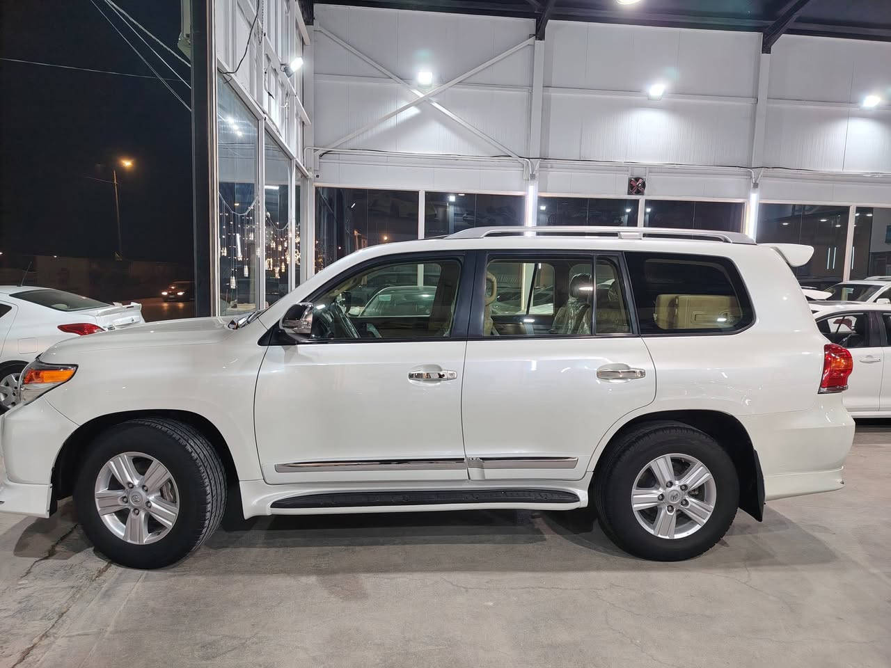 السلام عليكم 👋
تويوتا لاندكروز 🚗🚗
الموديل 2015💯
رقم أربيل الدولي جاهز تحويل مباشر👌
بيها بابين مبدل نفس اللون أصل ☺☺
المواصفات 
بصمة تشغيل وبصمة أبواب
فتحة سقف
ثلاجة
مطفأة
ثلاث قطع تبريد
شاشة كبيرة
كامرة خلفية 
حساس أمامي خلفي
تحكم ستيرن
لايت زنون أصل ماطور
مرايا ستيل قلاب وشفط
داخل بيجي 

للتواصل والاستفسار الاتصال على الارقام
 *********** واتس إب 📲
***********📞
الموقع:📍حلة _ حي الصحة _ مجاور فندق بابل
#معرض_الوليد_لتجارة_السيارات
انستا📲https://www.instagram.com/alwaleed_cars_1?igsh=MXMyOHN2bDJ6OXhvcg==
تيك توك 📲
https://www.tiktok.com/@alwaleed__cars1?_r=1&_t=ZS-91hXDqXB40A
