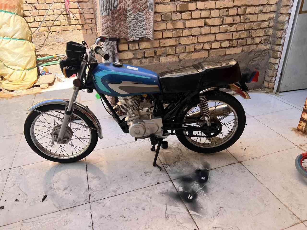 سلام عليكم دراجه البيع نامه الصلي ما مفتوحه شاصي بلاد بدون آوراق كهرباء عوزهن بس باتري شغالات السعر 550وبيهه مجال قليل رقمي ***********
