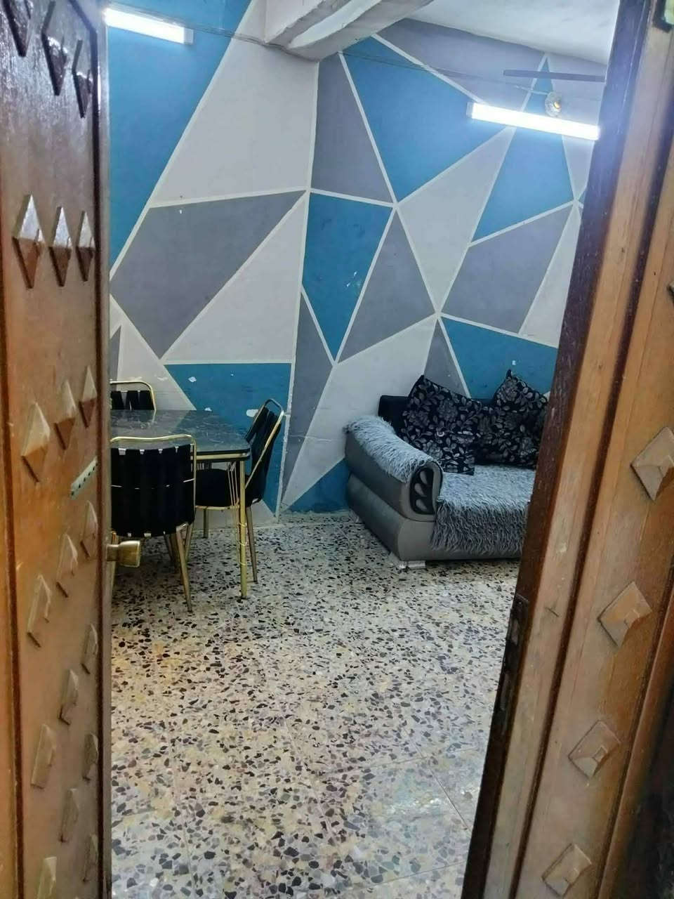 سلام عليكم بيت للبيع المكان المحموديه السوق شارع الاطباع فرع صيدلية الغايه فرع المصلاوه المساحه 128متر ملك صرف طابقين الارضي يحتوي على استقبال وهول وساحه درج ومطبخ وغرفه نوم كبيره وصحيات داخليه وخارجيه والقاط الثاني يحتوي على غرفتين كبار / السعر 120 وبي مجال /التواصل على الرقم /***********متواجد واتساب والرقم الثاني/ ***********
