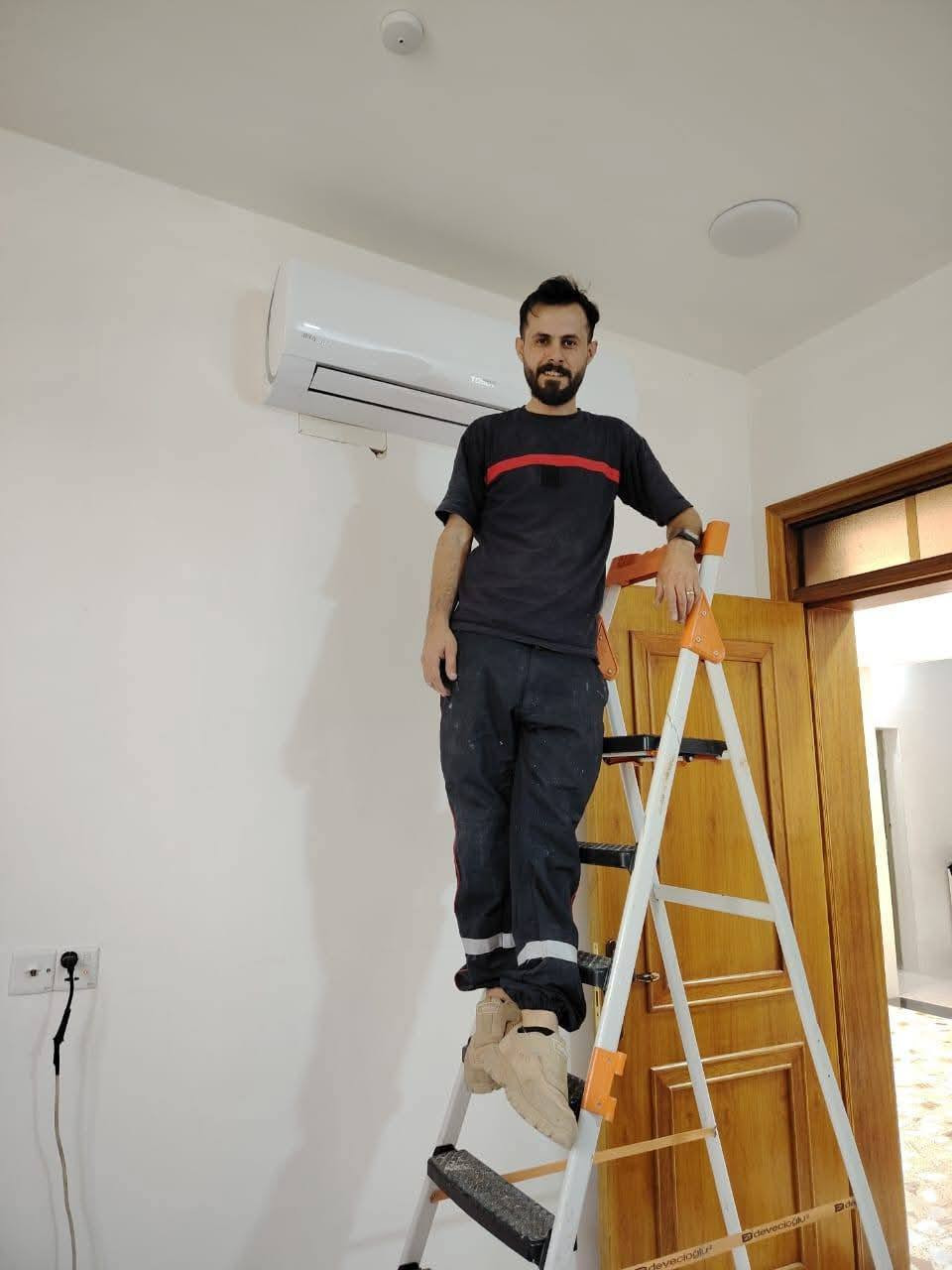 ملاحظة و نصيحة تقنية .

مع حرارة الصيف اصبح المكيف شبه ضروريا في كل مسكن لتلطيف الجو و توفير الراحة للناس . و خلال فترة الصيف يقوم الكثير من الناس بتركيب اجهزة تكييف جديدة في بيوتهم  . لكن الملاحظ ان اغلب المختصين في تركيب المكيفات لا يستعملون مضخة تفريغ الهواء pompe a vide قبل تشغيل المكيف . و التي تفرغ الهواء من الانابيب النحاسية قبل اطلاق غاز التبريد فيها . مما يعتبر خطأ يؤثر في العمل الجيد للمكيف .  فيجب على صاحب المنزل تنبيه الفني الى ذلك مع العلم ان اغلبهم يملكون هذا الجهاز الضروري لعملهم.
ورشة المتنقلة
وواتساب
***********
 ***********
