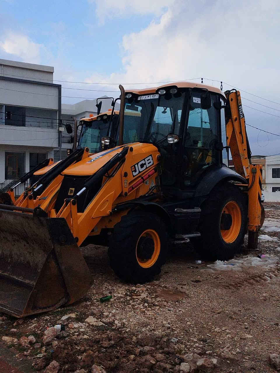 سلام عليكم JCBموديل 2011  منفيست 
مكفول من كلشي خمسة كير دكمه سلايت نضافة فول عدد ساعات 6000(***********(***********
