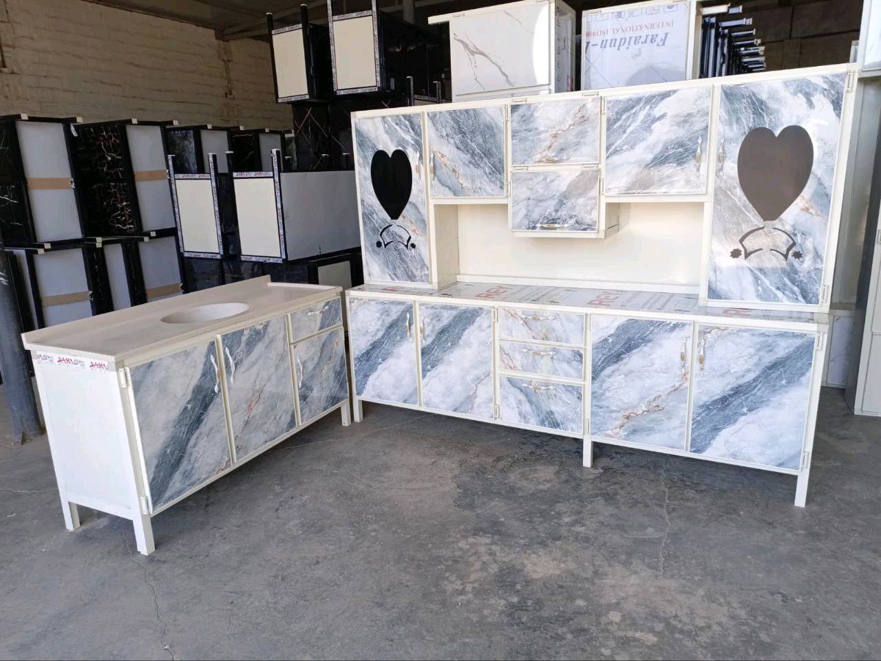 كاونتر مترين ونص مع ملحق مترين ونص.  مع سنك مرمر متر ونص السعر 350

توصيل الجميع محافظات العراق 
الاحجز والاستفسار راسلو الصفحه