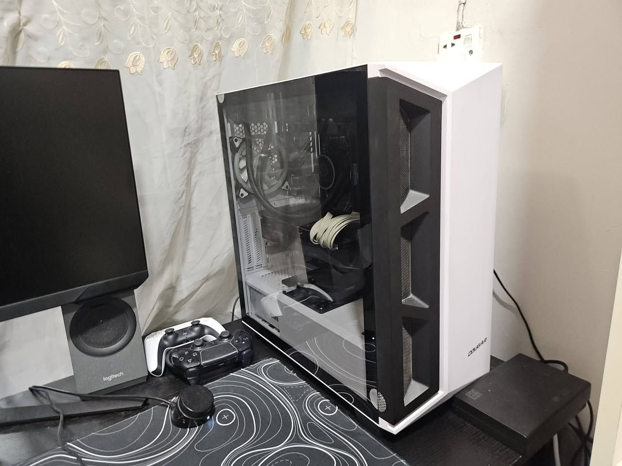CPU: AMD Ryzen 7 5700X

GPU: AMD Radeon RX 6900XT Gygabyte Gaming OC 

MOTHERBOARD: Asus Prime X570-P 

CPU COOLER: Thermaltake 360mm Water Cooler + 3x Arctic 120mm Fans

RAM: Corsair Vengeance LPX 3600Mhz CL18 16GB (2x8GB) 

PSU: Segotep GM850w 80+ Gold White 

STORAGE: Mass 512GB 2.5 SATA SSD + 1TB WD Blue 3.5 7200 HDD

CASE: Cougar DarkBlader X5 White

CASE FAN: 2x Arctic 120mm black fan + 3x 120mm Stock Case Fan

سعر ١,٤٠٠,٠٠٠، مكان اربيل
***********
***********
