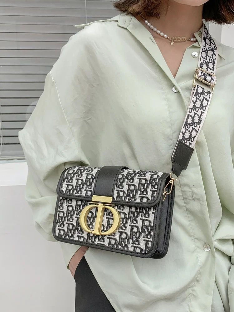 لكل البنات اللي يحبو التميز جنطه ناعمة ومرتبه❤️🔥


**إذا كنت صاحب هذا الإعلان وتريد حذفه لأي سبب، رجاءا أرسل رسالة إلى الدعم الفني**