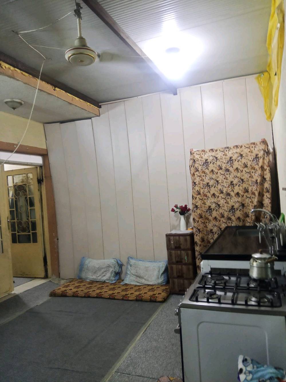 بيت طابو صرف 200 متر العنوان 
كربلاء حي القادسيه البيت بي 3 غرف وصاله ومطبخ واستقبال وصيحات 2 كافه الخدمات 
اخوان كافه الخدمات موجوده مدراس يمك ع شارع سيارت الولايه ع الشارع البيت سادس بين ع الشارع مدرس يمك مستشفى التركي تبعد عنك كيلو 
لاستفسار ***********