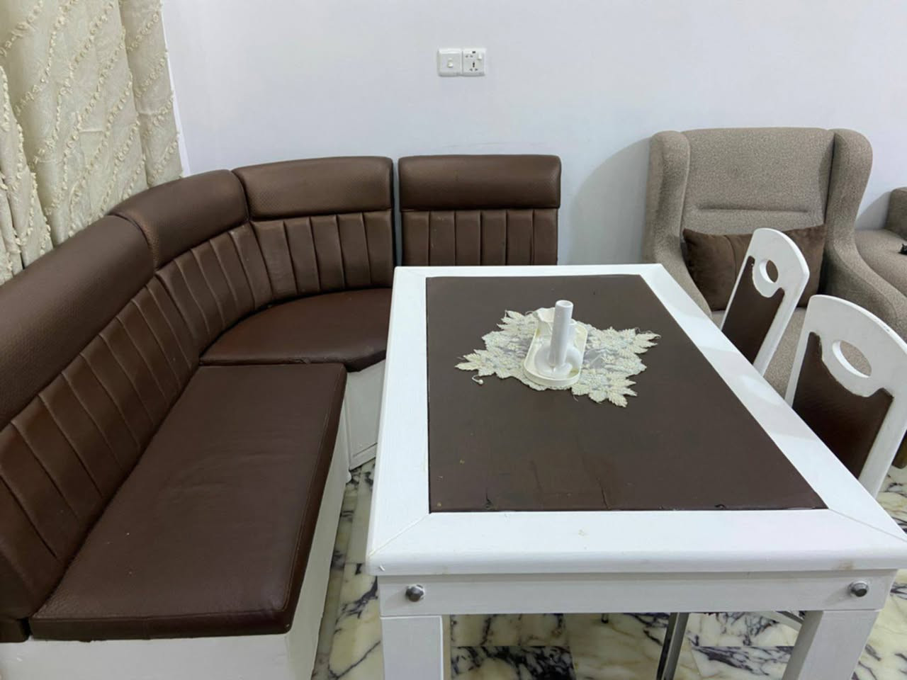 كونر طعام مع الميز كامل تصميم راقي يصير مخزن السعر 275 وبي مجال المكان دورة للمراسة خاص او وات ساب *********** وات ساب فقط
