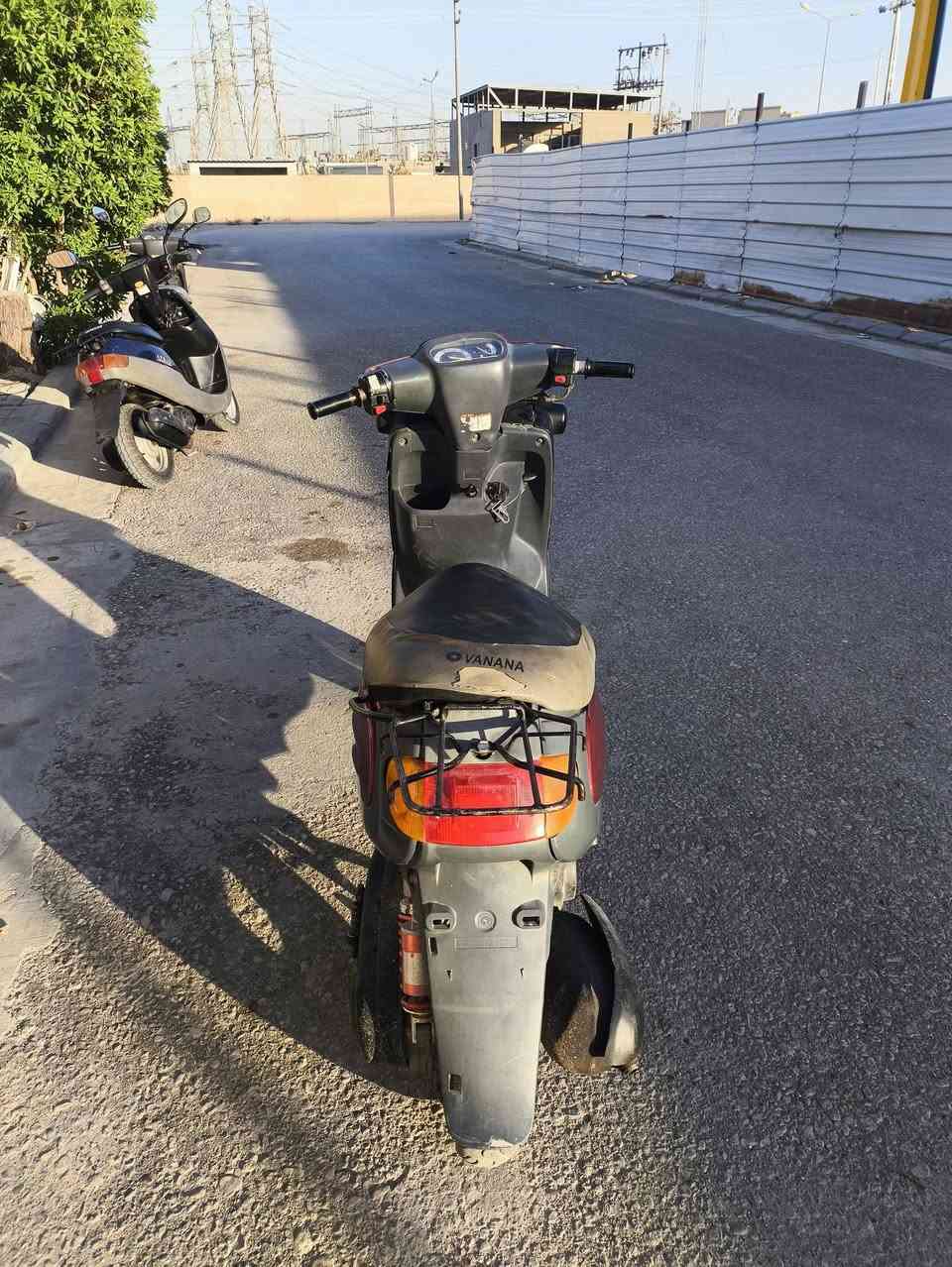 🛵 للبيع | منغولي   ياباني أصلي 🇯🇵
دراجة ياماها  وارد يابان، نظيفة وجاهزة للاستخدام اليومي، اقتصادية بالوقود وعملية داخل المدينة.
المواصفات:
✅ الماركة: Yamaha (منغولي )
✅ الموديل: (Aprio (2003 
✅ بلد المنشأ: اليابان
✅ المحرك: 60cc ثنائي الأشواط (2T)
✅ تبريد هوائي
✅ تشغيل سلف وهندر 
✅ ناقل حركة أوتوماتيك (CVT)
✅ فرامل أمامية وخلفية
✅ استهلاك وقود اقتصادي جداً
✅ خفيفة وسهلة القيادة
✅ مساحة تخزين أمامية
✅ حامل خلفي
الحالة:
✔️ المحرك يشتغل بسلاسة. دراجه حاويه جديدة ابلديه بل كامل 
✔️ الهيكل مرتب.
✔️ الإنارة والإشارات تعمل.
✔️ الإطارات بحالة جيدة.
✔️ جاهزة للاستخدام مباشرة.
💰 السعر: (700) 📍 الموقع: (كربلاء) 📞 للاستفسار: (***********)
