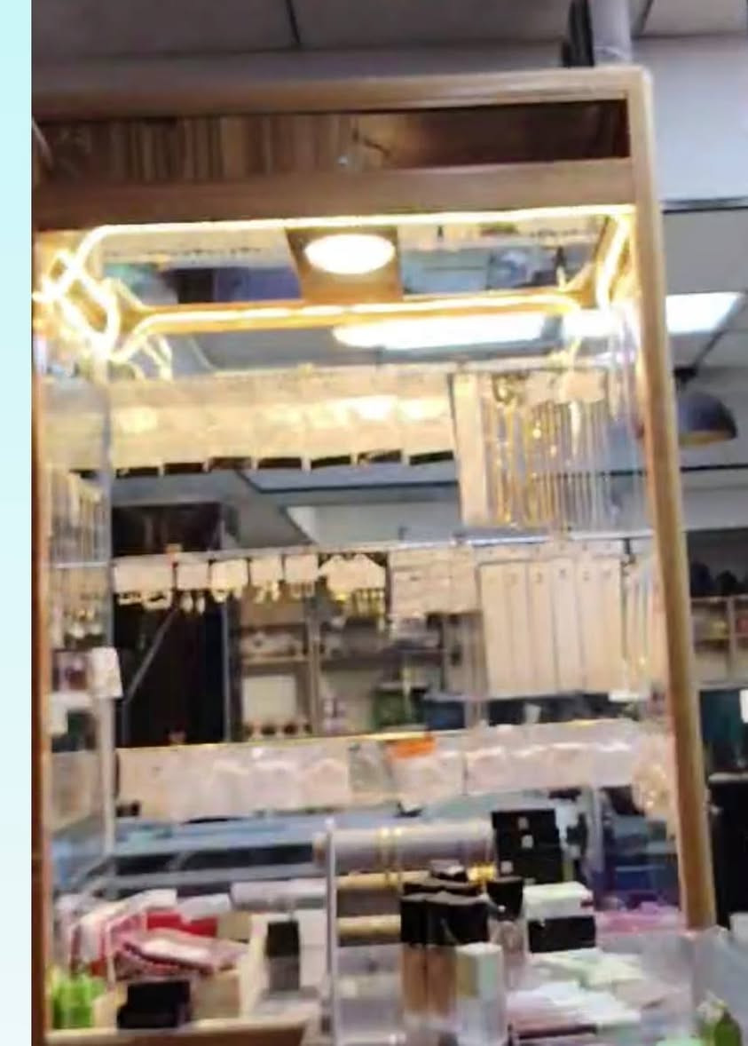 السلام عليكم
متوفر عارضه ذهب للبيع ميز عرض زجاج شيش عطور العنوان نجف *********** وتساب
