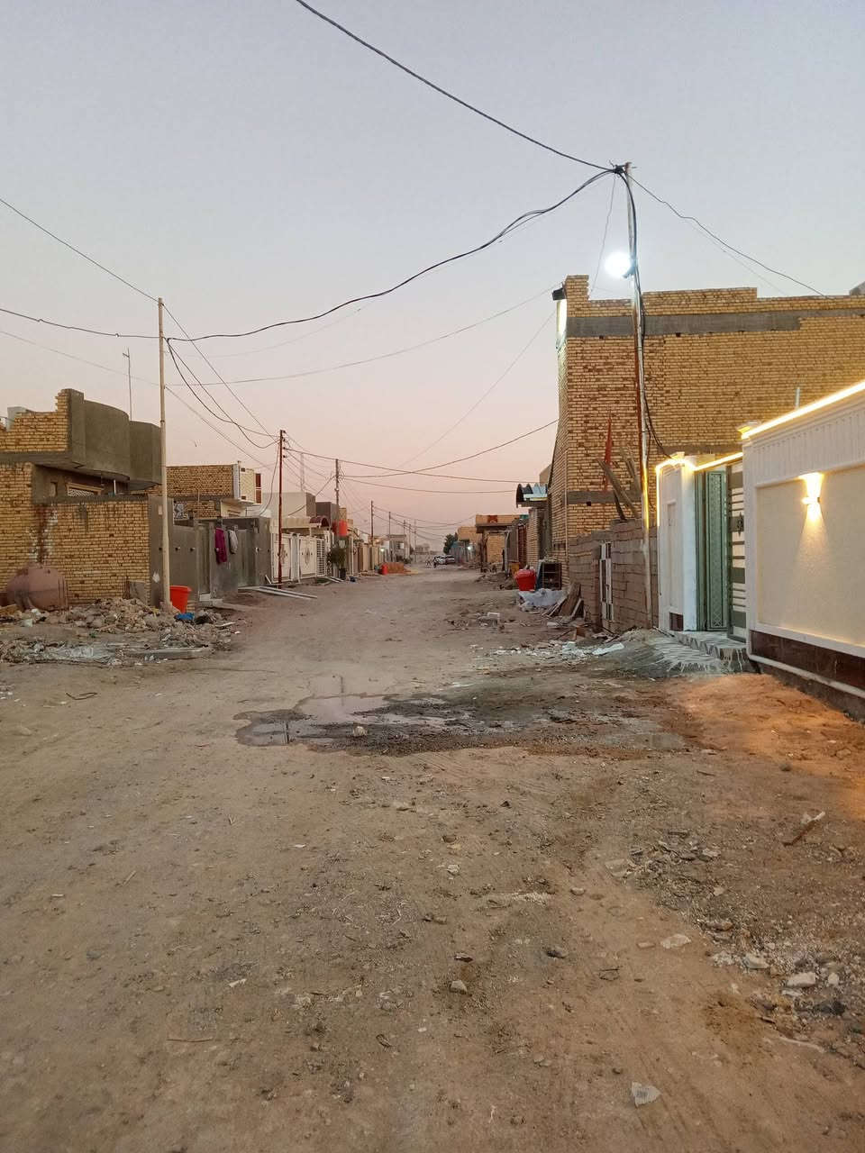 بيت مساحة 200 متر زراعي للبيع بناء طابوك كونكريت يتكون من استقبال وهول ومطبخ وغرفتين وصحيات داخليه وخارجيه الطابق الثاني غرفتين وبيتونه وسطح المنطقة هادئة وكل الخدمات متوفره ماء مجاري كهرباء مولد انترنت ضوئي مشمول بطابو بي وصل تمليك من البلديه الناصرية لاسكان الصناعي دور سيد حمزه مقابل مجمع سيد الشهداء السعر 100بي مجال قليل ***********
