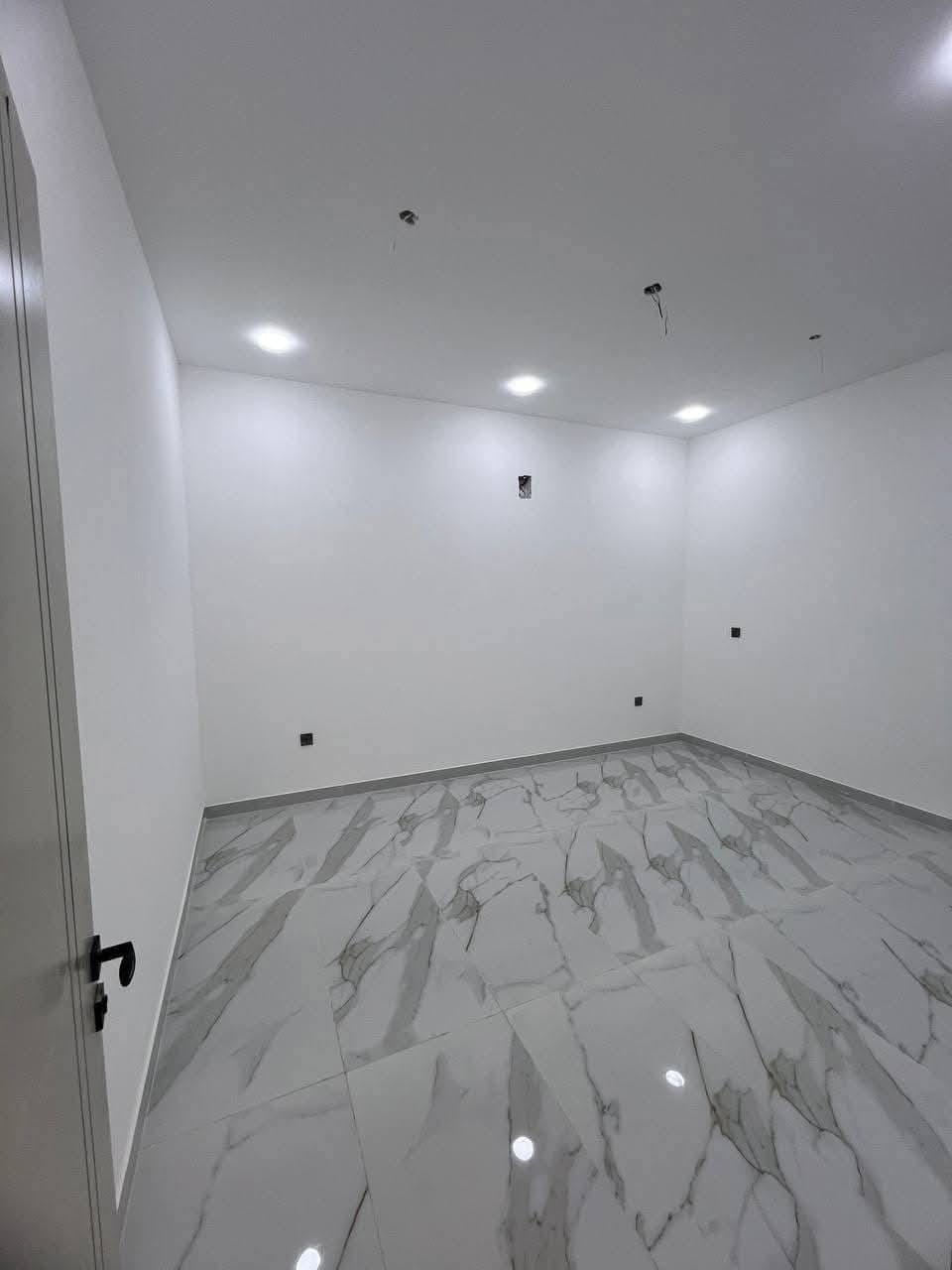 🔥دار زيرو للبيع حي _ الجامعة 
المساحة 113 متر _ واجهة 5 متر 

يحتوي: 4 غرف نوم صالة مطبخ 2حمام منورين و2 سطح 
شارع عريض مع رصيف 

للاستفسار *********** 
مكتب أمير علي للعقار المنصور حي دراغ شارع جامع دلال الكبيسي 
#حي_الجامعة #بغداد #عقارات_بغداد #بيت_زيرو #بناء_حديث #شارع_الربيع #اليرموك #المنصور #عقارات_حي_الجامعة

​#PropertyTour #LuxuryLivin  #DreamHome #Explore #العراق #بغداد #ريلز_عقاري
