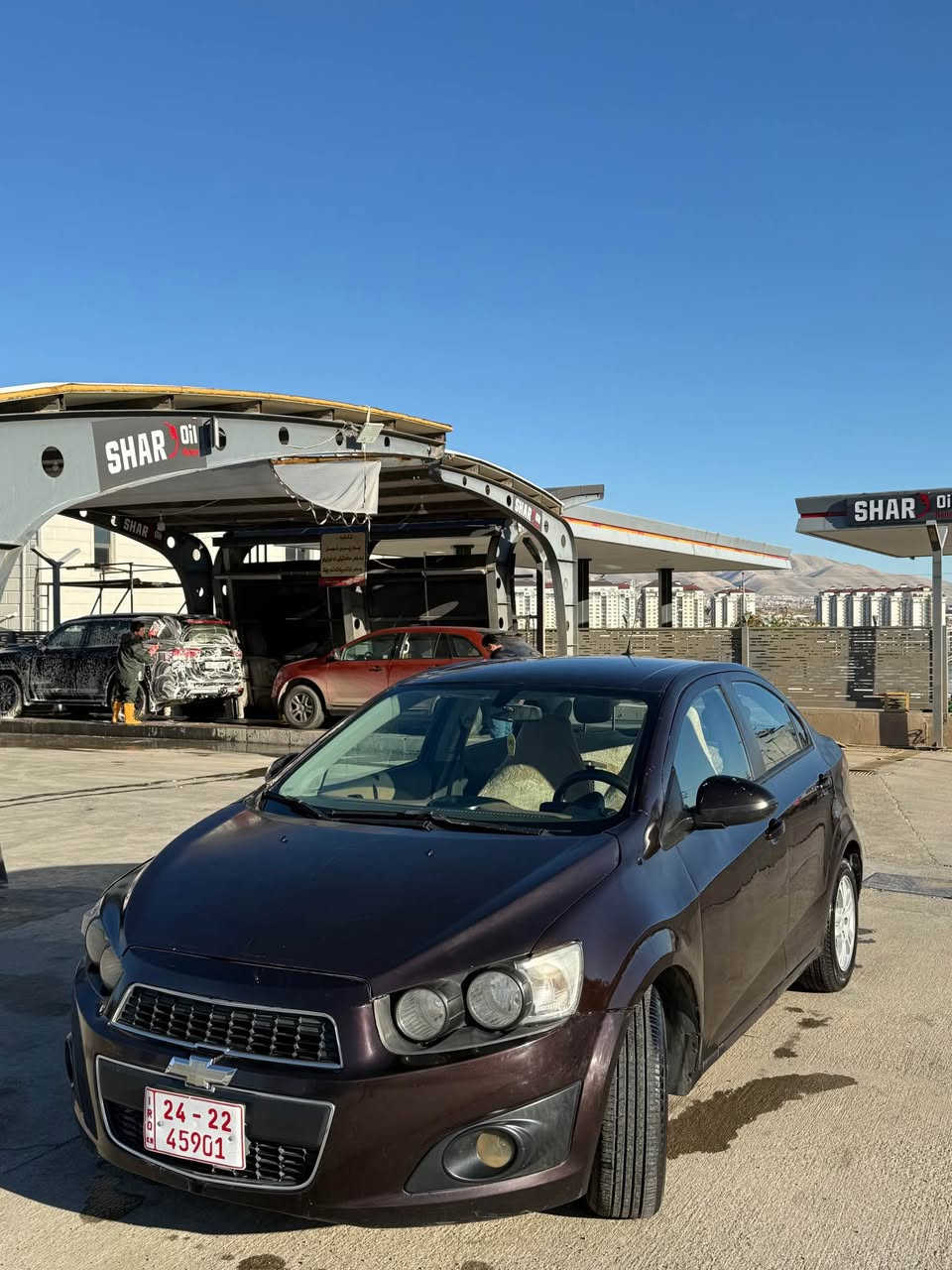 شۆفلێت سۆنیک ٢٠١٣
سەیارەکە براوەی دوبەیە
سەیارەکە زۆر زۆر جوان و بێمەسرەفە
چوار تایە و ویلی لۆکی لە ژێرە
گیر و مەکینە و کارەبایاتی بە شەرت
سەیارەکە مالی دۆستە
زۆر زۆر کەم مەسرەفە بانزین زۆر کەم ئەخوات
سەیارەکە ناو زەردە و شاشە گەورەیە تاقم کوشنێکی زۆر جوانم گرتوە
تەبریت گەرم و سارد بە شەرت
برێک و هەموو گیانی مەزبوتە

سعری ٤٠ گەڵاو مەعامەلەیەکی کەم
 
گۆرینەوەش ئەکەم لەسەر دڵ گرتن

*********** السليمانية, العراق
