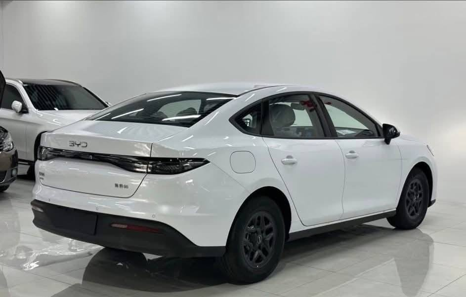 عرض خاص وسعر بلاش ارخص سعر بالسوك كله 
سيارة بي واي دي سيل 2025 زيرو 
مرقمه بغداد وجاهزة 
اليكم المواصفات

انتبه السياره : هايبرد & بانزين & كهرباء يعني التفويله الوحده بانزين تمشيك 2100 كيلو
سعه التانكي 65لتر 

حجم المحرك 1.5
شاشه اصليه 
هند بريك كهرباء
دشبول شاشه ديجيتال
اوتو هولد
تشغيل عن بعد تحكمات مقود
اوامر صوتيه
منفذ طاقه
منافذ شحن
مقود جلد حياكه
دخول ذكي
3 وضعيات قيادة
اشاير بل مري
تتسع المقصورة ل 5 ركاب
المقاعد جلد
اناره داخليه LED
لد امامي LED
‏LED بك لايت
قطعتين تبريد 
مثبت سرعة
حجم الاطار 16
مانع تزحلق
شاحنه خلفية
كير كرستال

البطاريه ليثيوم الاقوى والاطول عمرا في عالم الهايبرد ملاحضه: جميع العده مالته موجوده  
العنوان بغداد 

💎 ســعــر ✅ ::  الــرد تلقائي 📮

رقم صاحب سيارة: *********** موجود واتساب
