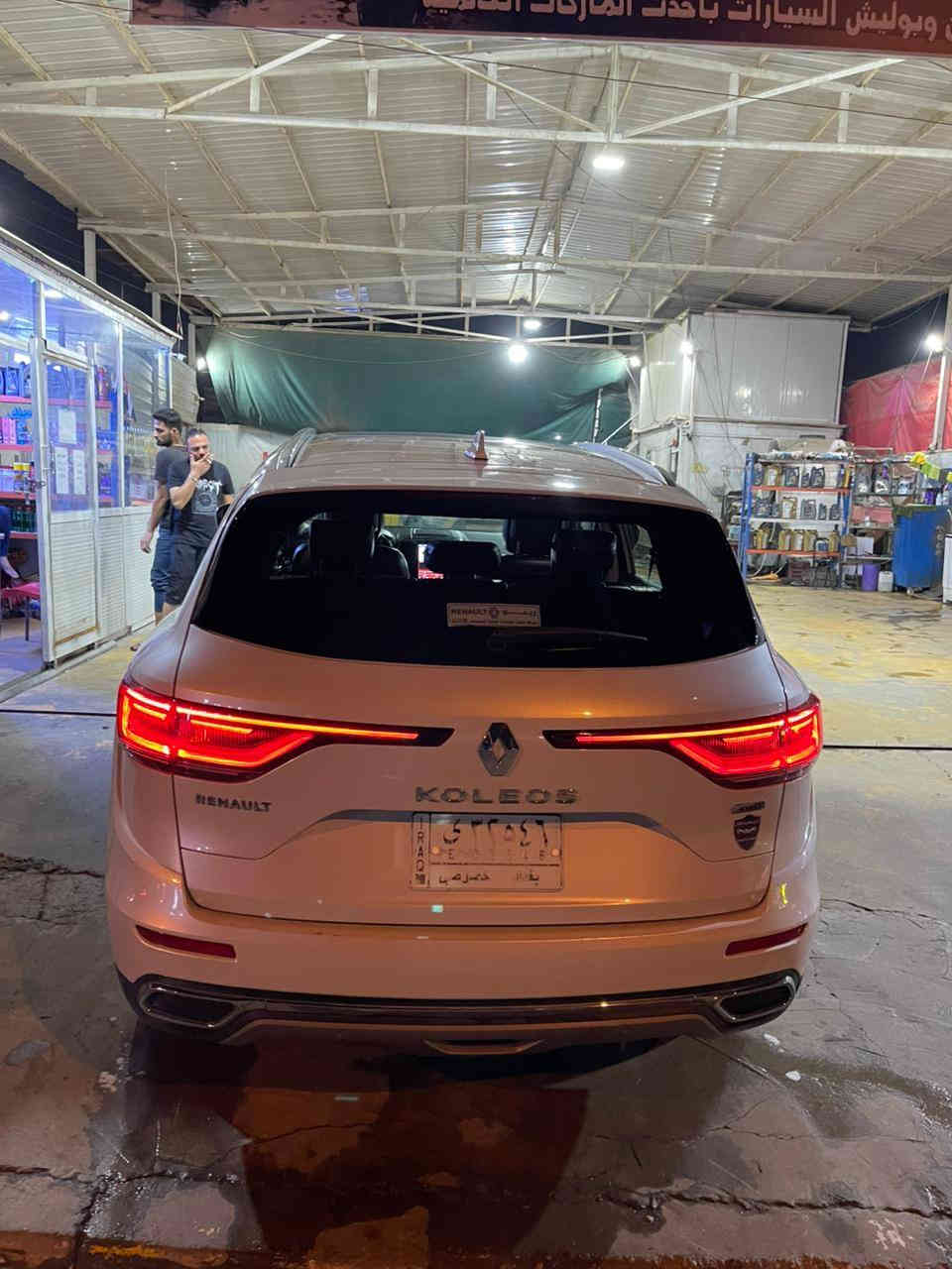 السلام عليكم للبيع رينو كوليوس موديل 2023 مكفولة
رقم بغداد فووول مواصفات والسيارة ضمان 5 سنوات من الشركة محرك و كير

مواصفات السيارة 

 المحرك 4 سلندر  2.5L ياباني

 ناقل حركة أوتوماتيك 7 سرعات

 دفع رباعي 4WD

 مفتاح التشغيل بصمة مع خاصية التشغيل عن بعد

حساسات 360 درجة

كامرا خلفية دوارة

مصابيح امامية LED زينون   

 مصابيح خلفية LED 

 ويل كب 19

 اشارة في المرايا الجانبية 

المرايا قابلة للطي تلقائياً

 رادار جانبي (نقط عمياء)

عدد AIR BAG 8

 هاند بريك كهرباء 

 مكابح ABS 

 شاشه apple car play و android auto و GPS باللغه العربيه

 تحكم مقود

منفذ طاقة 

 تتسع المقصورة لـ 5 ركاب

مقاعد جلد و تدفئه للمقاعد الاماميه

 اضاءة led داخل الأبواب 5 الوان

 لوحة العدادات متغيره 4 أشكال

 تثبيت مقتعد الأطفال ISOFIX 

  تبريد مناخين للسائق و الراكب مع تبريد خلفي

 مقابض ابواب نيكل مع زر بصمه

 نظام مانع الانزلاق 

حاملات اكواب مبردهش

 سستم صوت BOSS

صندوق كهرباء

فتحة سقف بانوراما

اريل نفيگيشن

نظام الركن التلقائي autopark

المرأة الوسطيه بخاصية تعتيم الذاتي  

السعر180 وبيها مجال مستعجل للبيع بسبب الصروف
السياره محجوزه للمصرف واني ادفع اقساطها

للتواصل 

***********
