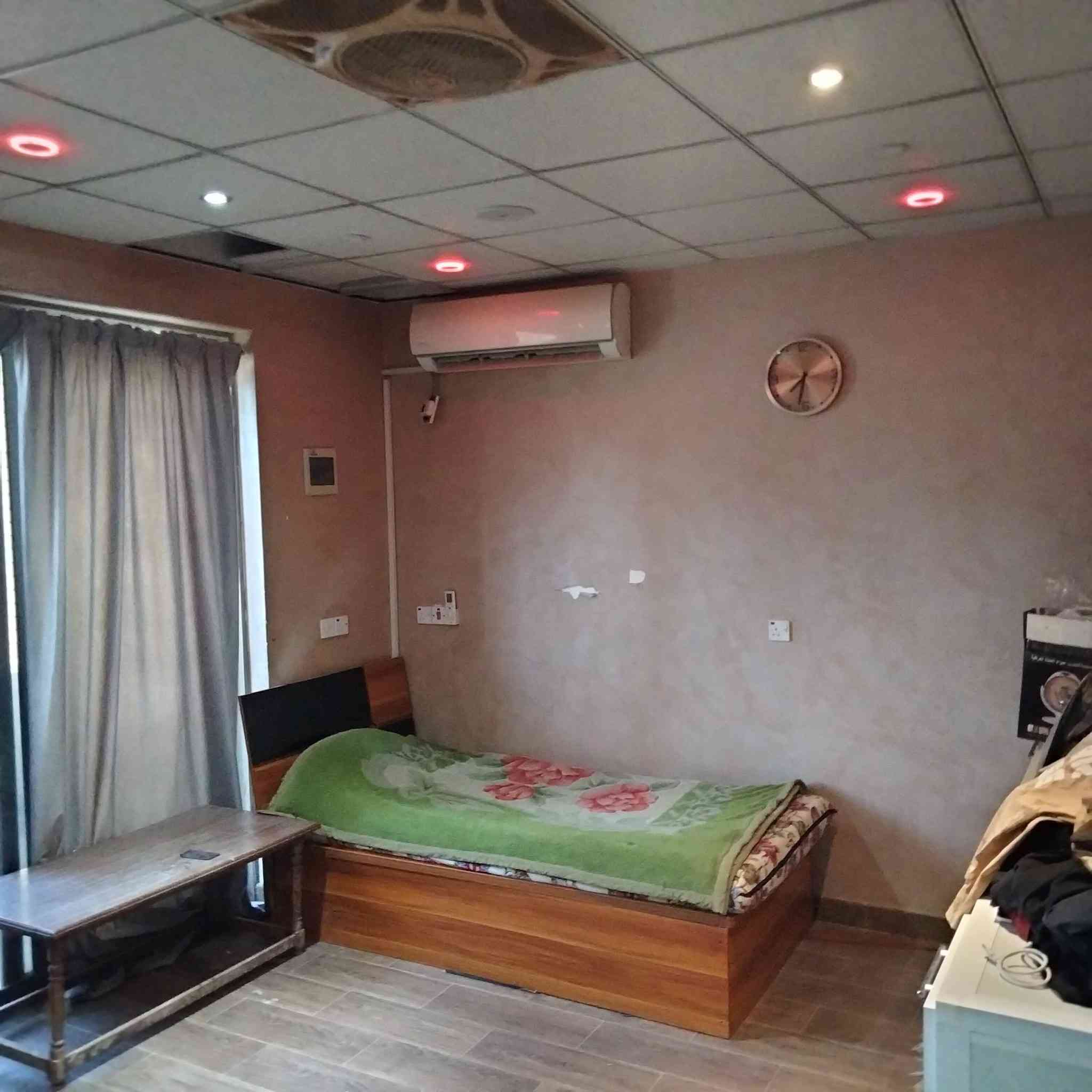 السلام عليكم بيت 50متر3غرف صاله اومطبخ اوحمام 2 يحتوي على 3طوابق اراضي مجلس النواب طابو صرف ***********
