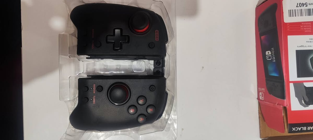 جوي كون Split Pad Pro من ننتندو اصلي مختم
حجم كامل (Full-size): يوفر تجربة مشابهة ليد التحكم الاحترافية (Pro Controller) ولكن في وضع المحمول.
​مقابض مريحة: مصمم بشكل مريح لليد (Ergonomic) لتقليل الإجهاد أثناء جلسات اللعب الطويلة.
​أزرار وعصا تحكم أكبر: الأزرار (A/B/X/Y) وعصا التحكم (Analog sticks) وD-pad أكبر من الموجودة في الـ Joy-Cons العادية، مما يعطي دقة أعلى
يعمل فقط في وضع المحمول: لا يحتوي على بطارية داخلية، لذا يجب أن يكون متصلاً بالجهاز ليعمل (لا يمكن استخدامه لاسلكياً).
السعر  ٤٠ الف متوفر توصيل


**إذا كنت صاحب هذا الإعلان وتريد حذفه لأي سبب، رجاءا أرسل رسالة إلى الدعم الفني**