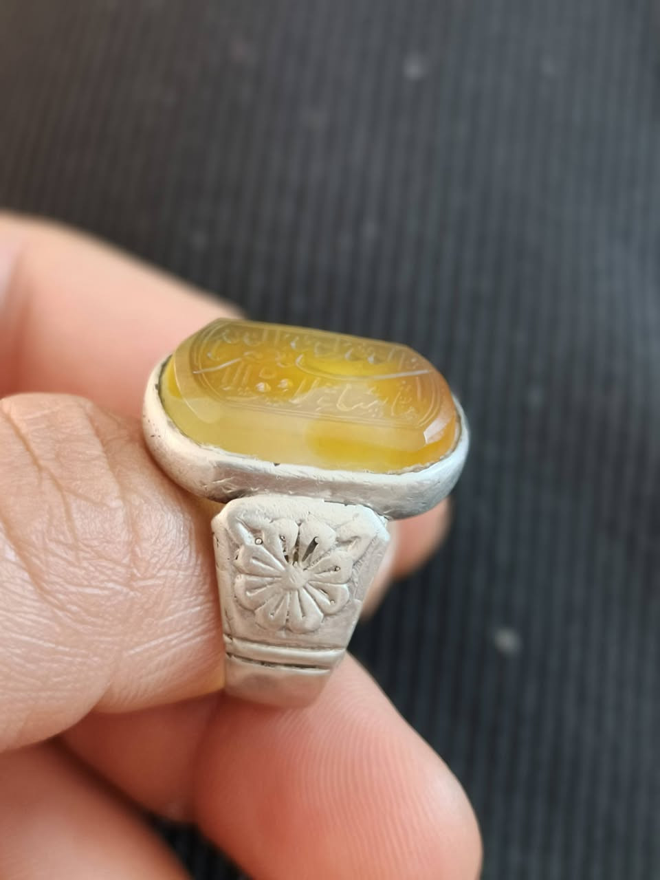 سلام وعليكم عقيق يماني شرف الشمس فضه عيار 925 قيم باليرضي الله ***********
