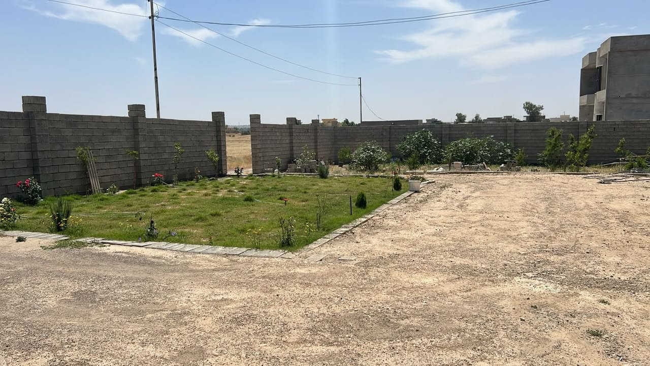 مساحة الارض الف ونص زراعي
مساحة البناء ٢٥٠ 
غرفه( ١)٥*٤ +سويت 
غرفه(٢)٥ونص*٤
ربعه ٧*٤
كلدور ٢*٢ 
صحيات كلدور ٢*١٥٠٠
هول استقبال ٧ونص *٤
هول موزع ٦*٤ 
مجموعة صحيات ٥*٤
تواليت+حمام+منزع 
مطبخ ١٠ ونص *٤
صحيات خارجيه رجاليه
صحيات نسائيه خارجيه
مطبخ خارجي 
مخزن خارجي 
حديقه 
مع بستان
للاستفسار 
***********
