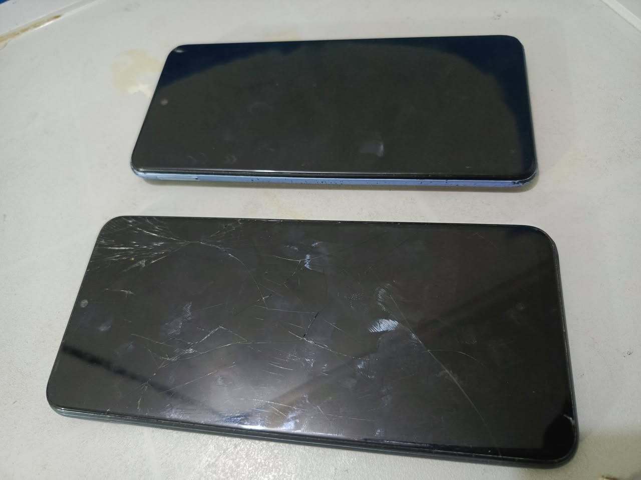 موبايل عدد 2
عطل شاشه
انفكس 10
هونر 
***********
