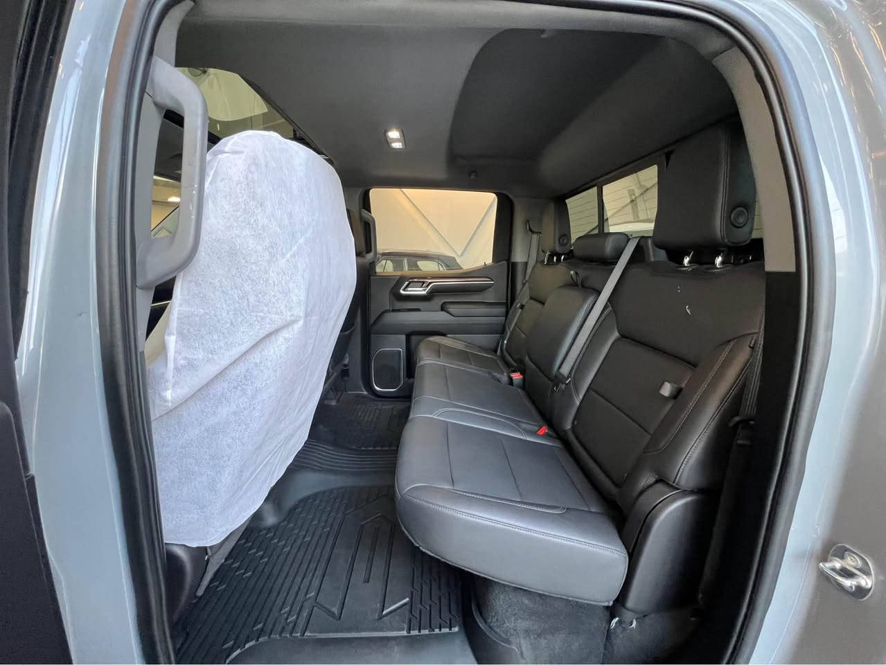 سيلفرادؤ موديل 2024 
لون مميز (( سمنتي )) مواصفات خاص 
سيارة ماشية 8000mil
سيارة مابيها ضربة بس بعض من الاماكن بيها تكحيل و صبغ 
صور شاصي موجود مابين صور سيارة 
📞☎️ 0750 386 1964 أربيل, العراق
