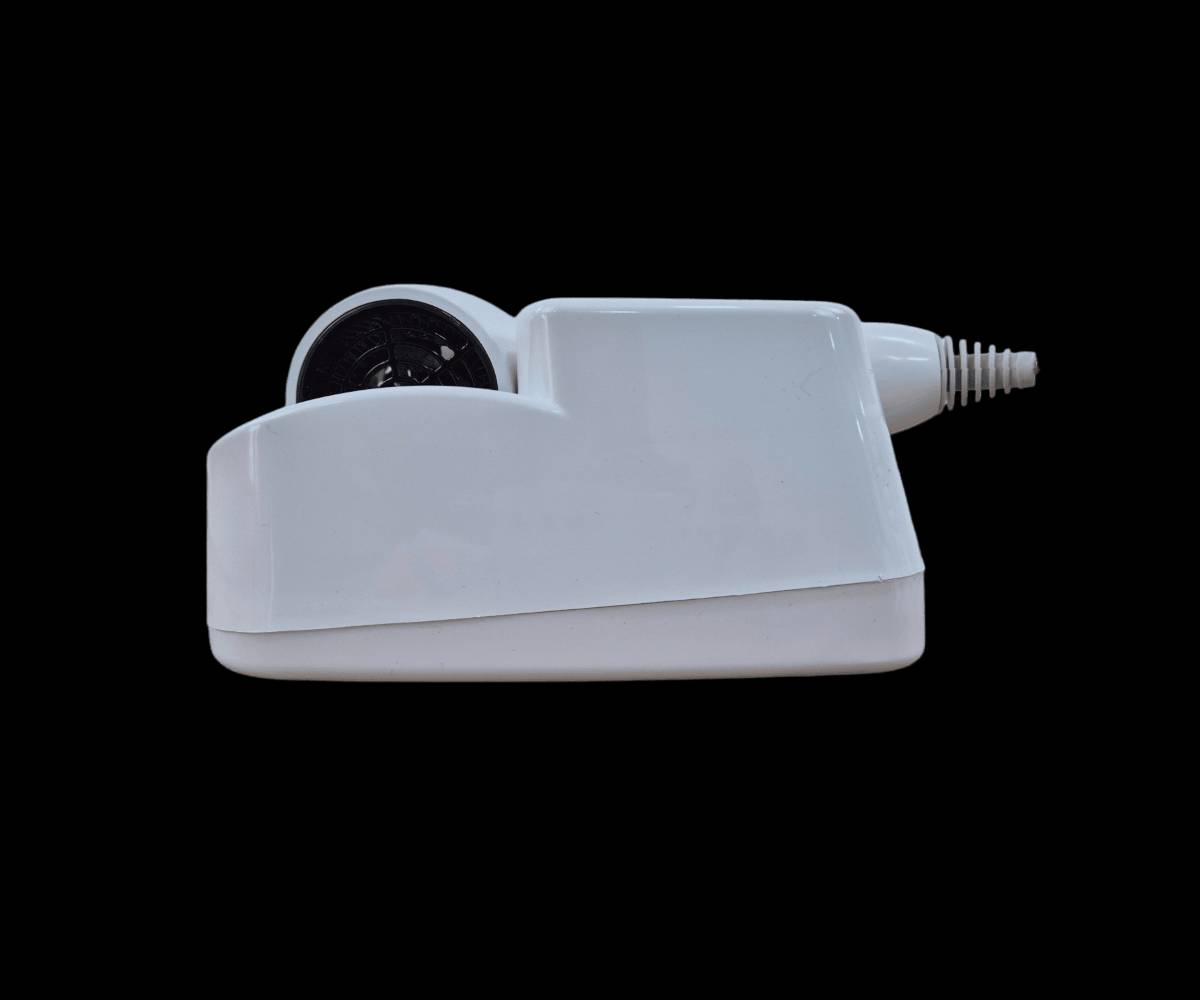 يمجفف شعر للحمام ماركة اينزو

الاستخدامات:

مجفف الشعر المثبت على الحائط مناسب للاستخدام في الحمامات وغرف الفنادق،

ويعمل على تسهيل عملية تجفيف الشعر باستخدام الهواء الساخن والبارد.

المميزات:

يتميز بخاصية   التشغيل والإيقاف التلقائي عند وضعه في الحامل المثبت على الحائط،

مع الحفاظ على درجة حرارة ثابتة وتصميم هادئ وتقنية متينة.

الجهاز خفيف الوزن يتميز بسهولة تركيبه دون الحاجة إلى الحفر، حيث يمكن تثبيته على   الجدار باستخدام تعلّاقة لاصقة.

يناسب هذا التصميم الاستخدام في الحمامات وغرف الفنادق، مع ضمان الثبات على الأسطح المختلفة مثل البلاط والجدران وأسطح العمل، مما يوفر حلاً عمليًا وسريعًا للتثبيت.

الملاحظات:  

حيث يُنصح بتجنب استخدام الجهاز بالقرب من الماء وعدم غمره في الماء. يعمل الجهاز على تيار متردد بجهد 220-240 فولت وتردد 5060 هرتز، مع قدرة تصل إلى 1600 وات.

يتميز المنتج بتصميم عالي الجودة ومتانة تجعله   مناسبًا للاستخدام في البيئات ذات الرطوبة العالية مثل المطابخ والحمامات.

ابعاد المنتج:الطول 16 سم  العرض 9 سم  الارتفاع 16 سم

سلك الكهرباء 70 سم السلك الثاني للمجفف 70 سم

يكون 24ساعة طلب 