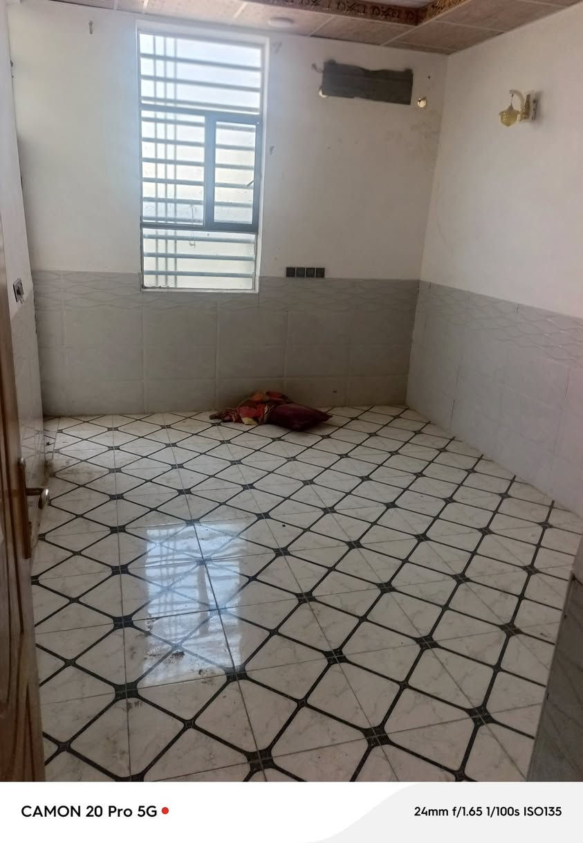 🏡دار اليجار 
المساحة:100 مجمع كامل  متر مربع
عدد الطوابق:طابق وحد
السعر:(250ي الف )  

تفاصيل الطابق الأول:
غرفه
صالة
مطبخ 
صحيات عدد 2
استقبال
كراج كبير/مكشوفه 1

تفاصيل الطابق وحد
غرفه + سويتات (كل غرفة بحمام)
صالة
سطح
مطبخ شتايكر

الميزات:
ماء
كهرباء
قريب من: سوق/مدارس/تبليط #عرض_10

الموقع:🏡 (#توجد_جميع_المساحات)
نجف/شارع الصب عمود 321
 

للتواصل:
***********
