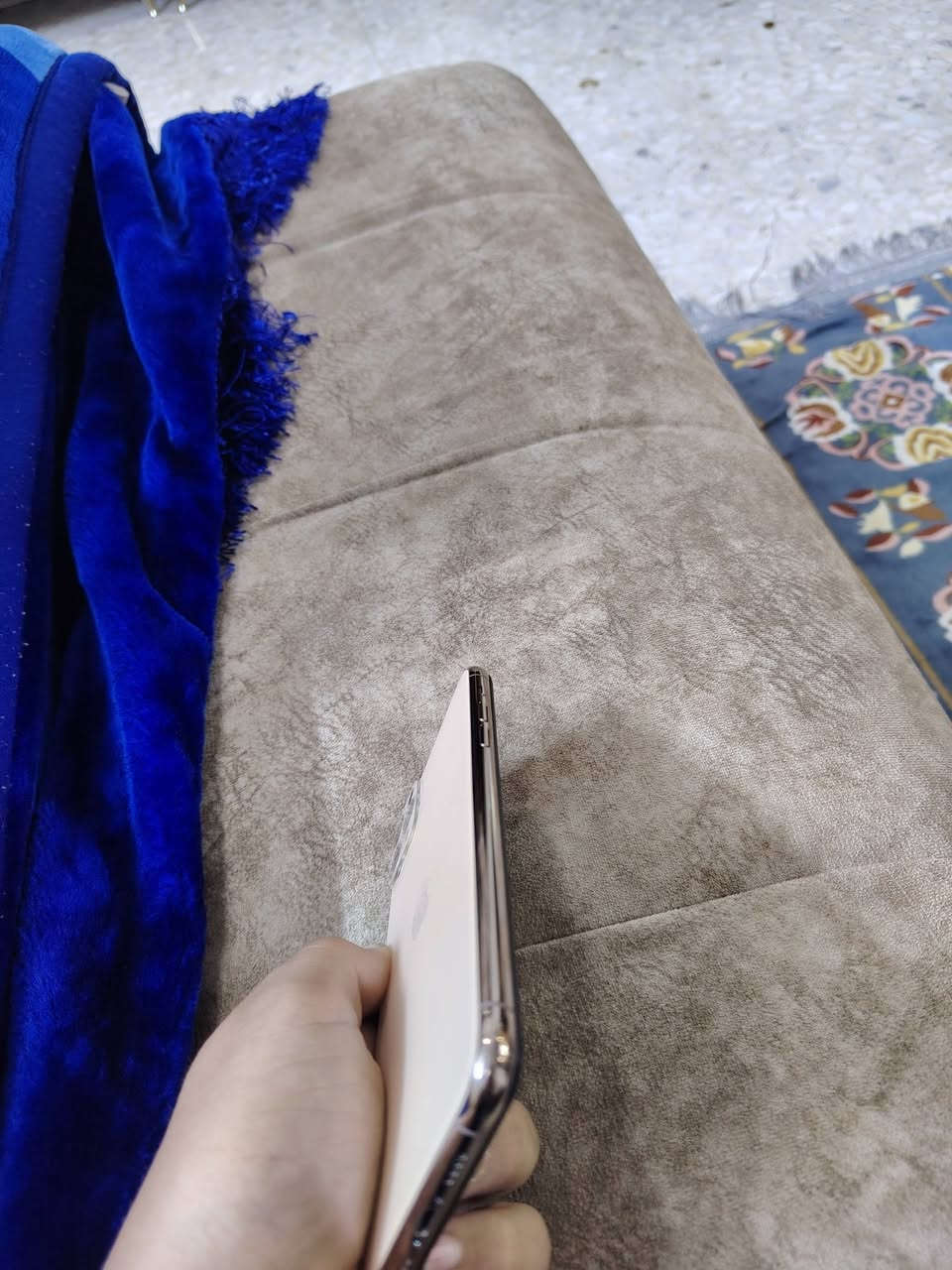 للبيع ايفون 11برو ماكس لون ذهبي ذاكره 256 بطاريه 100مبدله  جهاز حيل نضيف زلغ مابيه مبدل شاشه اصليه  الجهاز تضافه ميه بل ميه مكاني بغداد بسمايه قريه عشره رقمي *********** سعره 240 بي مجال بسيط
