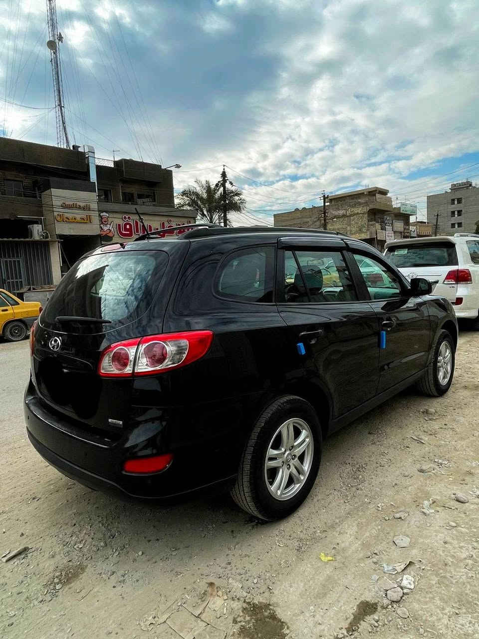 للبيع سنتافيا موديل 2012 وارد امريكي السياره كفاله من الضربه والصبغ والتبديل بيها طلقه بالبنيد ومصلح على كد المكان الباقي كفاله تبريد ثلج تخم تاير جديد محرك 2400 دوش السياره جاهزه مابيها اي نقص رقم بغداد الجديد بأسمي تحويل مباشر 
السعر 130 وبيها مجال 
للأستفسار ***********
عنوان بغداد
