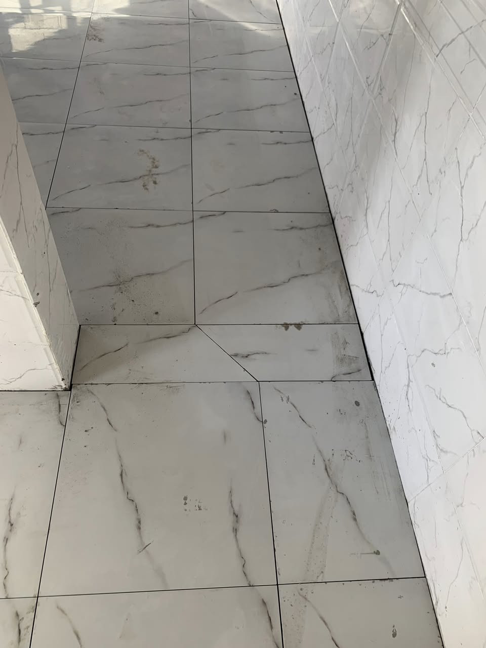 السلام عليكم كادر سيراميك متفرق 
حاليا  سعرالمتر 3 ونص ارضي وجدار 
للتواصل ***********  خابر وتدلل
