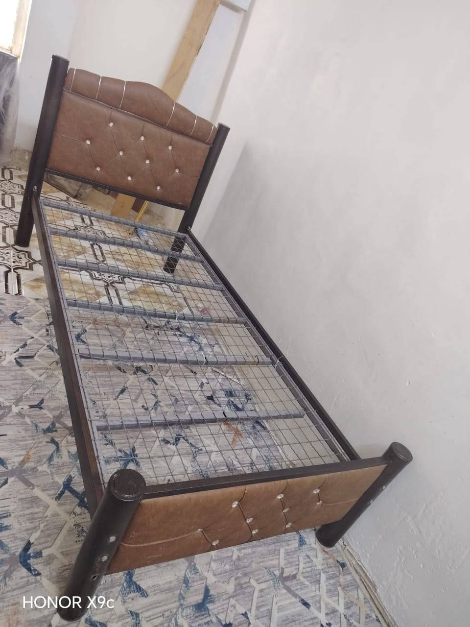 سرير حديد ثقيل جدا استعمال قليل يتحمل وزن ١٠٠ كيلو 
السرير الخشب مع رفين وبابين خشب روسي ثقيل جدا مكانهن كربلاء الرقم ***********
