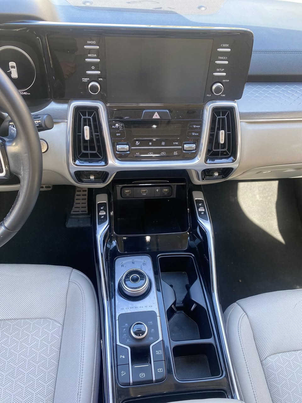 سورنتو 2022 خليجي 4X
ماشية 45 الف كيلو

بنورامااا 
4 كامرات محيطية
مقاعد جلد تدفئة وتبريد 
فور ويل 
بصمة وتشغيل عن بعد
اوتو هولد 
درايف مود (سبع انظمة قيادة)
مساعد انحدار
مانع انزلاق
3 قطع تبريد
مقاعد كهرباء
مري طي كهرباء
بردات ابواب خلفية
وباقي المواصفات معروفة
السيارة بلادية مكفولة كفالة عامة 
السيارة كل صيانتها وتبديل الدهن بشركة
وجاهزة بتخم تايرات جدد وبطارية جديده
السعر 31 الف $ يعني 310 ورقة
مكانها السيدية
***********
