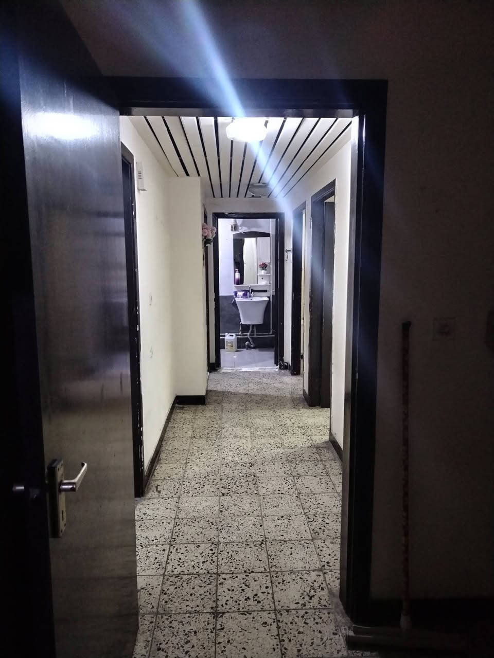 شقه مجمع٥ السيديه طابق وسط ٢نوم وخدمات نظيفه جدا مطلوب عائله صغيره مرتبه موظف م الصفا للعقار ابو ايهاب هاتف ***********
