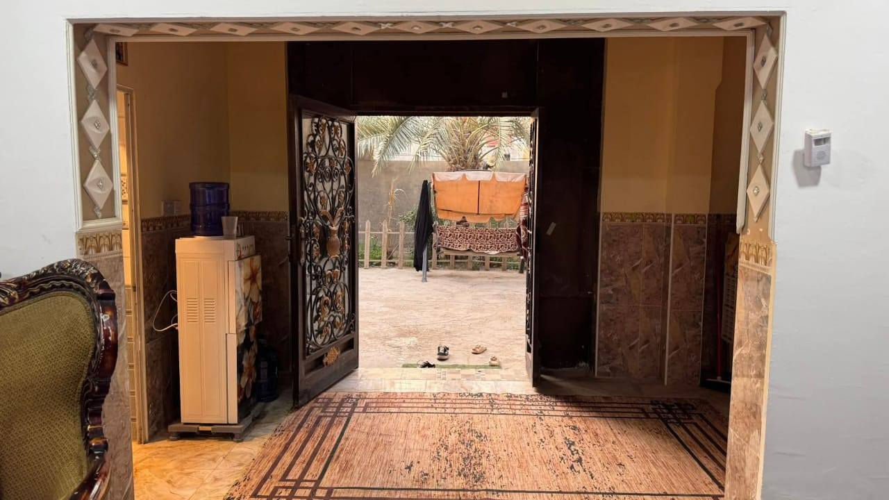 السلام عليكم بيت زراعي للبيع🛑🛑 كونكريت مسلح 350 متر البناء 250 متر في ام العصافير قرب مركز شرطه موسى الكاظم البيت يحتوي على براني كبيره و غرفتين كبيرات و صاله كبيره و مطبخ كبير سيراميك و تهويات عدد 2 و مخازن 2 و صحيات داخليه و خارجيه و السطح ايزوكام السعر 65 و بي مجال للشرايالبراني 7في 4
المطبخ 5في 5
الصاله 4في 6
الغرف 4في 5
والطارمة 100متر 
بي خطين ماي السطح ازكام والكهربا تري فيز
للاستفسار الاتصال على الرقم *********** مكتب عقارات الفردوس تقاطع الحيدريه
