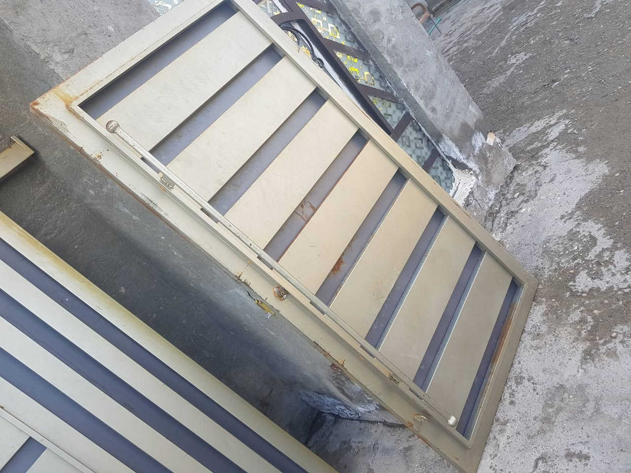 باب سلايت حديد درجه اولى للبيع مستعدمه شي قليل السعر ٤٠٠ارجوا الاتصال ع هذا الرقم ***********
