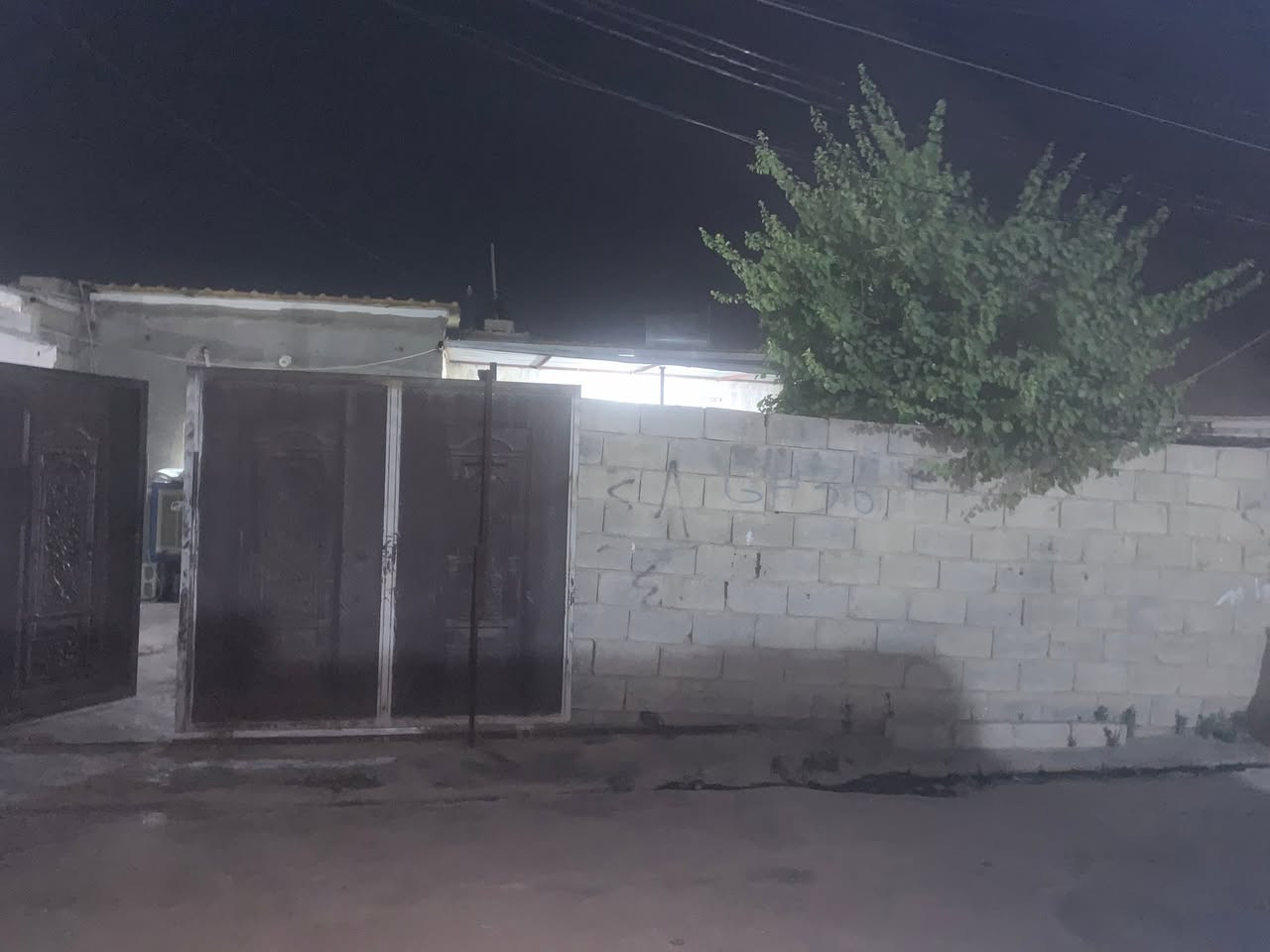 السلام عليكم
بيت للبيع 
تجاوز مسجل رقم بلديه
قرب موقف الباصات
200م يحتوي على غرفتين نوم وهول واستقبال
ومطبخ ومخزن وحديقه وصحيات كامله 
للاستفسار اكثر تواصل خاص 
او على الرقم ***********
