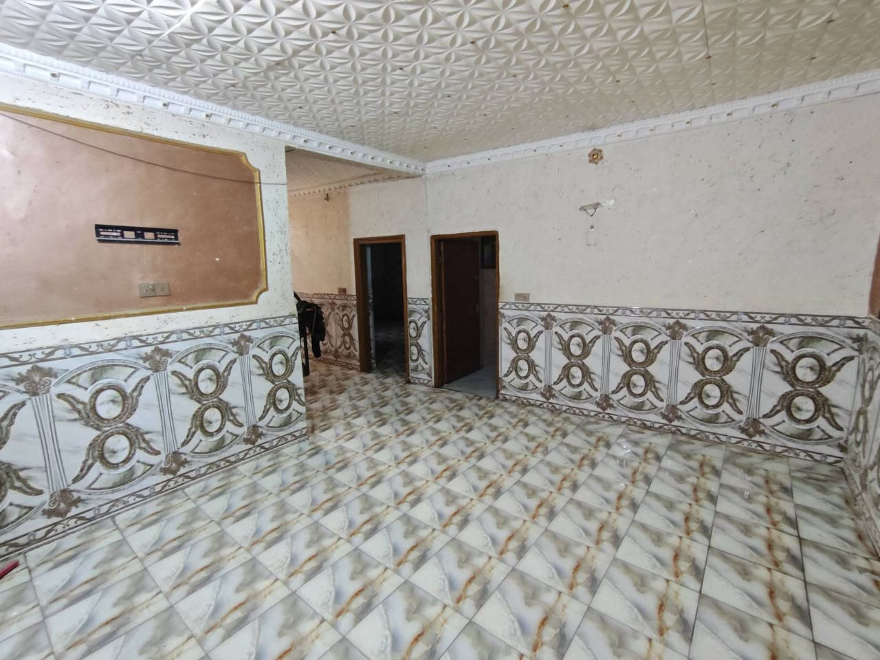 ✨دار للإيجار✨
📢 العنوان نادر الثانية خلف الشارع العام حلة - ديوانية قرب سيد كامل للألبان 
⚫ يحتوي على ؛ ثلاث غرف نوم ، كليدور ، استقبال ، ومجمع صحيات داخلية وخارجية ،وحديقة
🟢 المنطقة راقية من كل الخدمات مجاري وتبليط وانترنيت ضوئي وأمام الدار منتزه،(نادر معروفة بناسها واهلها وهدوئها)
سعر الإيجار: 500 الف دينار قفل 
للإستفسار الإتصال: ***********
