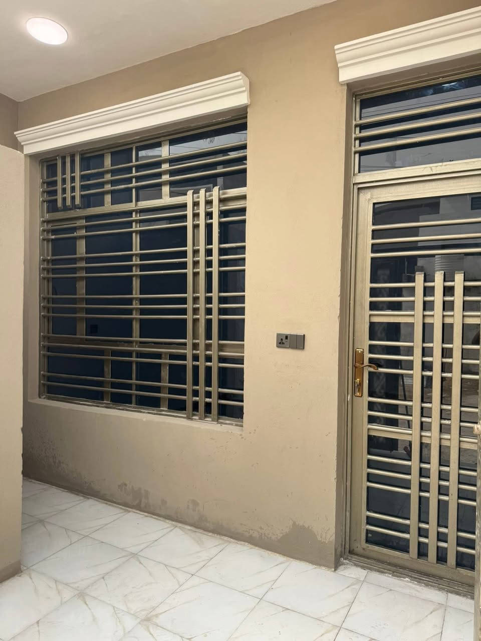 مشتمل للبيع مساحة المشتمل 
83 متر تسليم مفتاح …طابقين

الموقع :أسوار بغداد بعد القوس ب 250 متر مجاور دور الضباط تبعد عند الشارع العام 300 متر لمدخل الفرع بعد سيطرة الشعب القديمة ب 5 كيلومتر.

نوع الأرض : ملك زراعي سند 25.

الخدمات :ماء مجاري كهرباء عرض الشارع 10 متر المتبقي تبليط فقط .

المساحة : 83 متر  4،2 في 20 الطابق الارضي : استقبال ، مطبخ ، صحيات ، غرفة نوم ، مطبخ حار داخل المنور ، صحيات خارجية الطابق الثاني غرفتين نوم وصحيات وصالة.

مواصفات البناء . (كامل تسليم مفتاح ) الأساس رفت ، البناء طابوق جمهوري ،الكهرباء الواير عقبة الاردني الإنارة UK البريطاني، الماء الأمل الشريف 3 خطوط حار بارد رئيسي خلاطات دفن ريفانا ،اللبخ جص وبورك للاستفسار الاتصال على الرقم *********** وات ساب السعر 80 مليون وبي مجال بسيط
