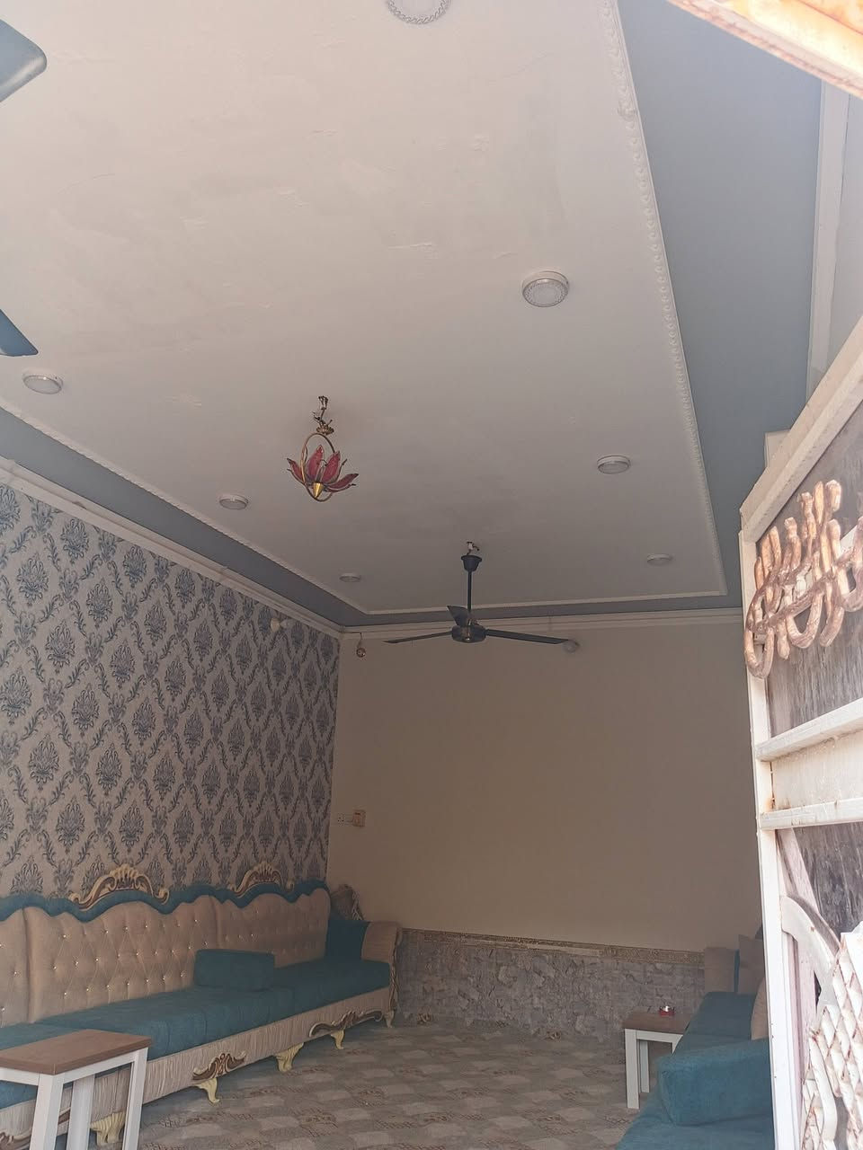 بيت للبيع شارع ام علاء ثاني فرع ع ايدك اليسره. مساحه ٢٠٠  طابق واحد عكاده  غرفتين وصاله واستقبال  ومطبخ حمام داخلي  السعر خاص او الاتصال على الرقم ***********
