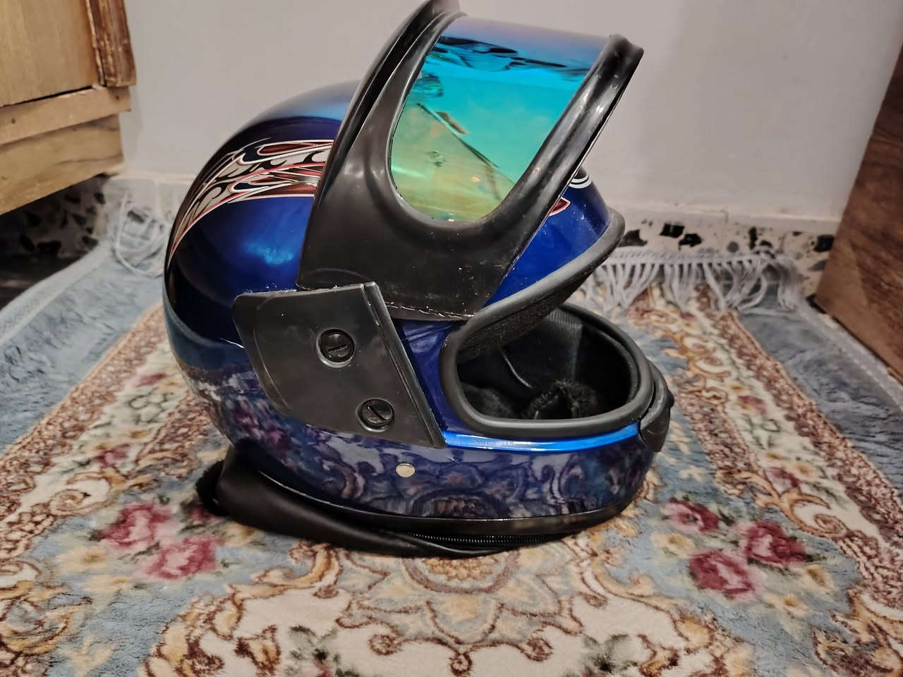 السلام عليكم ورحمة الله وبركاته، خوذة للبيع اخذتها قبل 4 أيام لسع جديدة، السعر 15 وبيها مجال بسيط

الرقم : ***********
