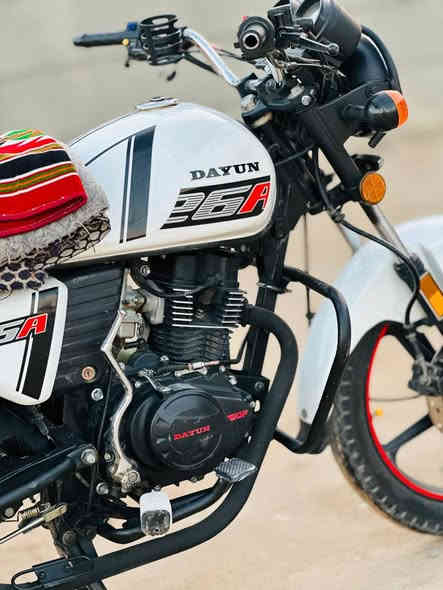 دايون نفخ لون أبيض موديل 23 محرك 150 الدراجه حلوه وخير من الله كفاله عامه نعومه  ومعدل خير من الله جاهزه من كلشي ماعايزه برغي السعر1650 وبيها مجال المكان طويريج السياحي ***********
