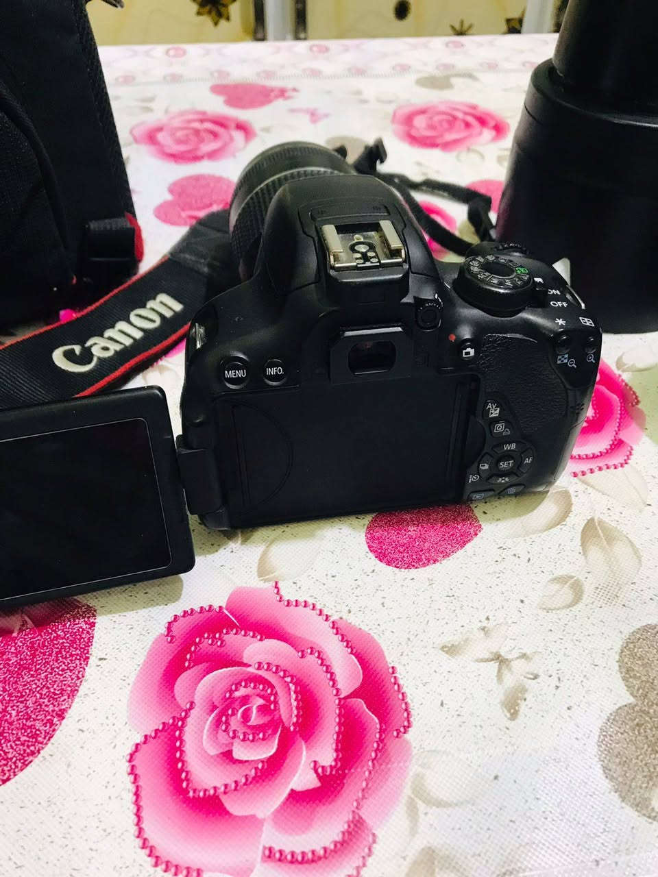 كامره للبيع خاص او اتصل ***********
📷 Canon EOS 700D
ويّا عدسة EF-S 18-55mm IS STM
🔹 مواصفات الكامرة:
🔸 الدقة: 18 ميگابكسل (حساس APS-C)
🔸 معالج: DIGIC 5
🔸 ISO: من 100 إلى 12800 (يوصل 25600)
🔸 تصوير متتابع: 5 صور بالثانية
🔸 نقاط فوكس: 9 نقاط (كلها كروس)
🔸 شاشة: 3 إنج لمس، متحركة بالكامل (تقلب)
🔸 فيديو: Full HD 1080p
🔸 فلاش مدمج
🔸 تخزين: SD كارت
🔹 مواصفات العدسة (18-55mm STM):
🔸 مناسبة تصوير عام (ناس، طبيعة، فيديو)
🔸 بيها مثبت اهتزاز IS
🔸 تركيز هادئ وسلس للفيديو (STM)
