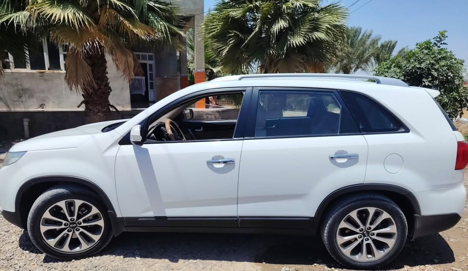 🚗 للبيع: كيا سورنتو 2014 (خليجي) 
المواصفات والتفاصيل:
 الموديل: 2014
 المحرك: 4 سلندر
 الوارد: خليجي
 الرقم: كركوك (جاهزة للتحويل )
 السنوية: نافذة ومجددة لغاية 2028
السيارة جاهزة من كلشي (شلع قلع)، ما ينقصها أي شي ومكفولة من النواقص. تبريد ثلج ثلاث قطع 
 السيارة مكفولة عدا صبغ مقدار (إصبعين) في الجاملق الخلفي فقط 
السعر 150 ورقة ($15,000) وبيه مجال للشراي
المكان: الشرقاط / اسديره وسطى الثانيه (الفياض)
📞 للتواصل والاستفسار:  ***********
