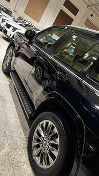 سلام وعليكم لاندكروز للبيع   موديل 22   ساز اصلي   ماشية 42 الف حقيقي ...