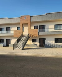 شقة (تون) طابق ارضي زيرو للايجار مساحة 125م2 3 غرف نوم وحده منهم سويت ...