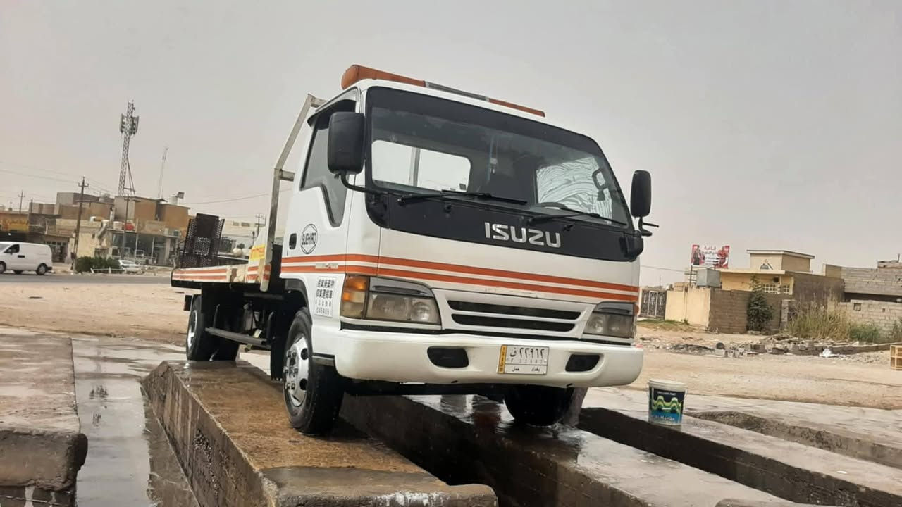 يالله 
ازوزة سطحي بلادي موديل ١٩٩٦ 
باسمي تحويل ثاني يوم رقم بغداد 
محرك ٧ نمر جديد + محرك بيه بخاار 
تخم تاير جديد 
حدادية نضيفه 
كهربائيات كله شغالة 
سيارة جاهزة للشغل 
سعرها ١٦٠ وبيه مجال 
هاتف ***********
مكاني بغداد جسر ديالئ الجديد
