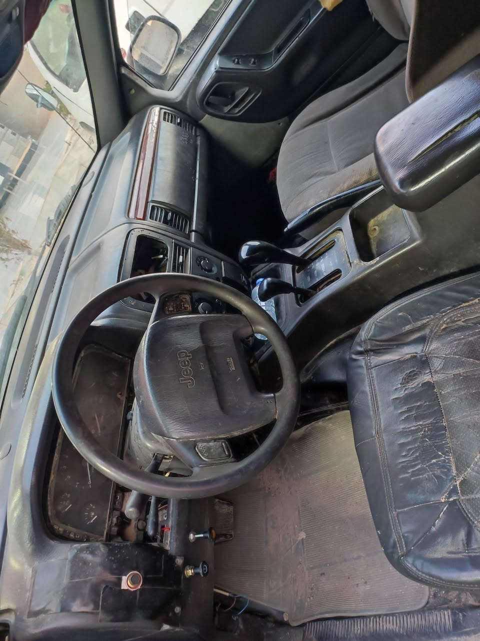 السلام عليكم جيب شيروكي مامسجل ادوات  كير ومحرك بطه 2500شرط صدر ورا جدام نضيف  تواير جدد وياله جدد كهربائيات كلها شغاله دشبول جديد بطاين جدد مناقصه شي سعر 16وبيه مجال ***********
