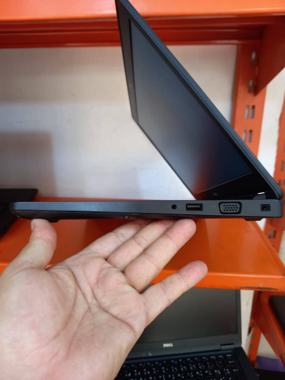 لابتوب دل dell 5480
فئة المعالج  HQ
المعالج كور اي 7 الجيل 6
 من فئة HQ
الهارد    256    ssd 
الرام 8.     ddr4 
حجم الشاشة  14 
الشاحنة اصلية 
يحتوي على منفذ تايب سي للشحن او نقل البيانات
نظام التشغيل ويندوز 10 عربي انكليزي 
الملحقات شاحنة وجنطة 
السعر  225
***********
***********
يوجد توصيل

متوفر 
تتوفر مجموعة لابتوبات بأسعار مناسبة ومواصفات مختلفة
